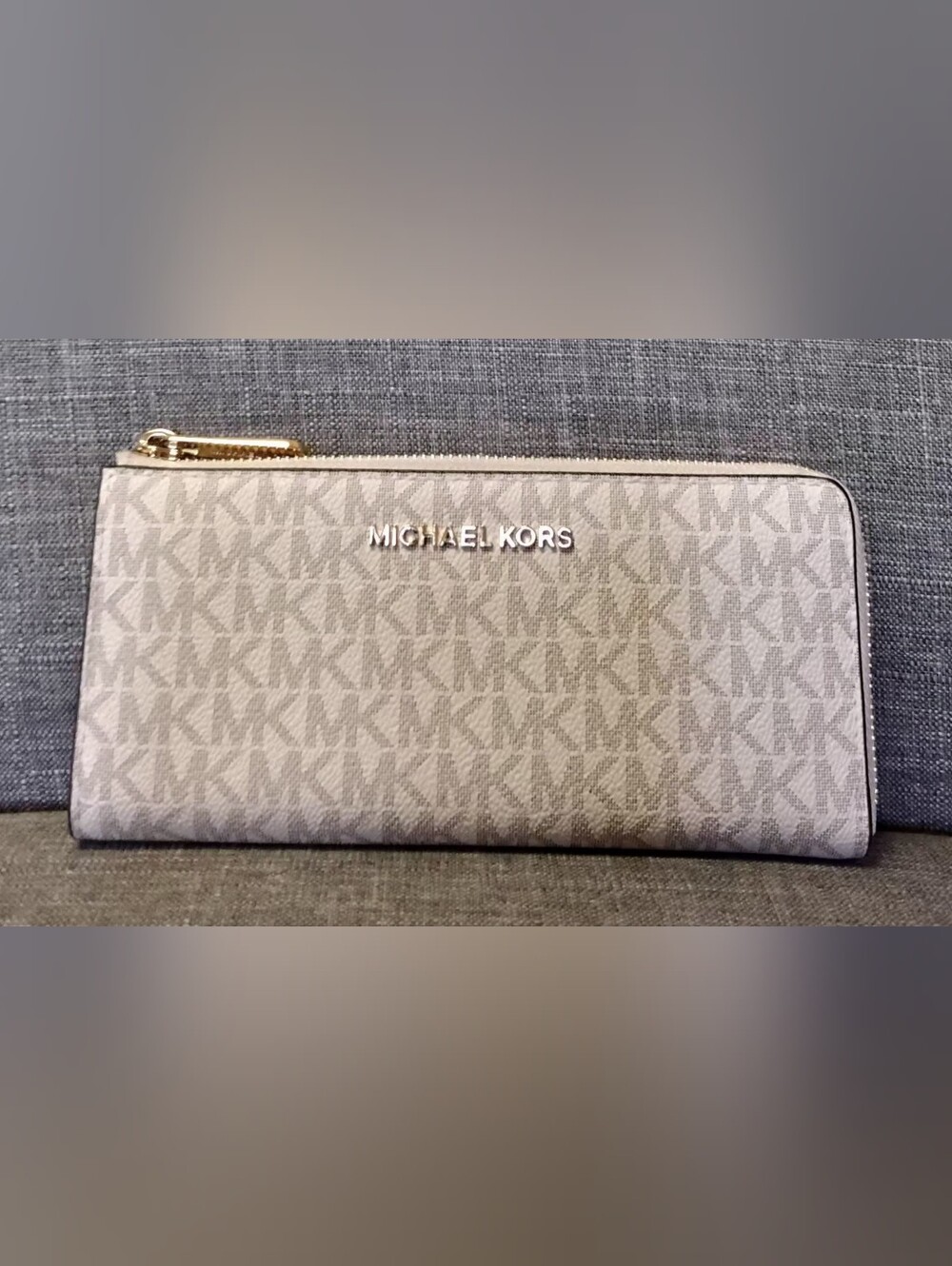 Michael Kors Jet Set Large Logo Quarter-Zip Wallet, Vanilla